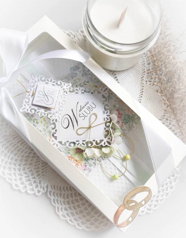 kartka ślubna w pudełku z okienkiem przewiązanym białą wstążką